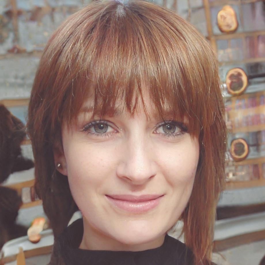 Zufriedene Kundin aus der Finanzberatung